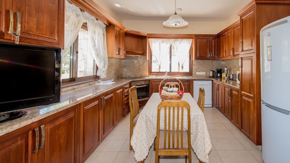 The fully equipped wooden kitchen with dining table